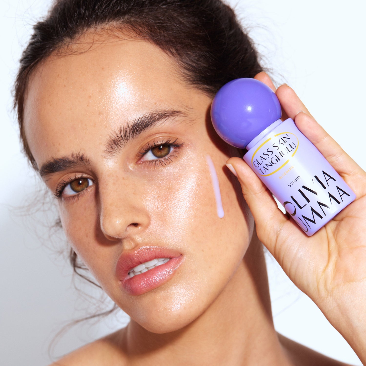 women holding oliviaumma blueberry serum