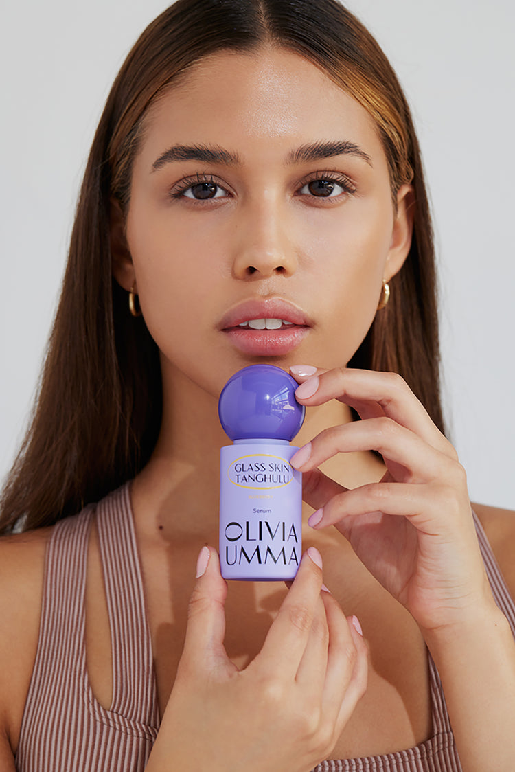 women holding oliviaumma blueberry serum
